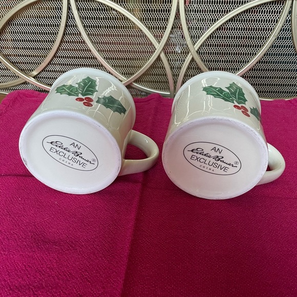 Eddie Bauer Exclusive Holly Christmas Pair of Mugs - Picture 2 of 4